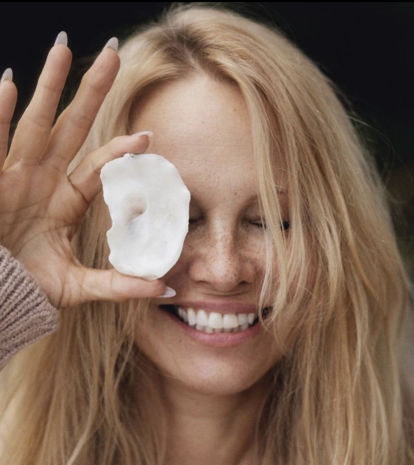 Pamela Anderson je naravna in prelepa ..