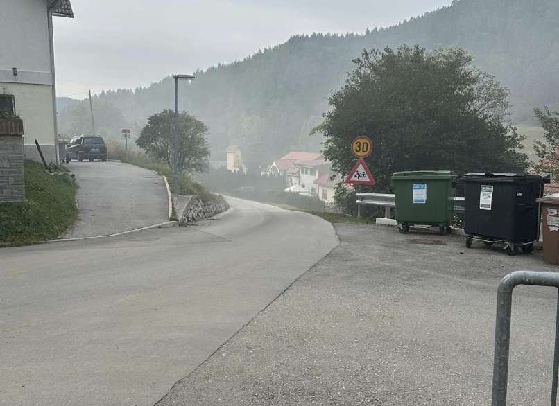 dim, smrad, zažgano motorno olje, polena