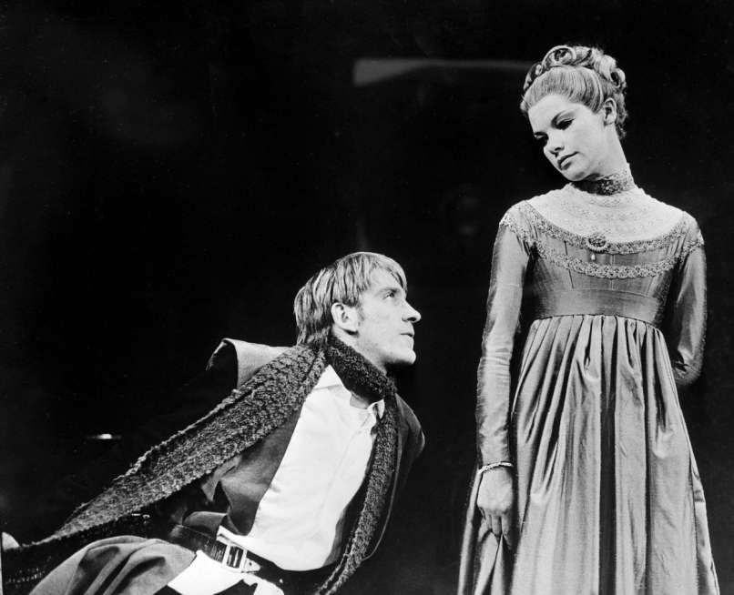 Glenda Jackson kot ofelija in Warner kot Hamlet v produkciji Petra Halla, 1965