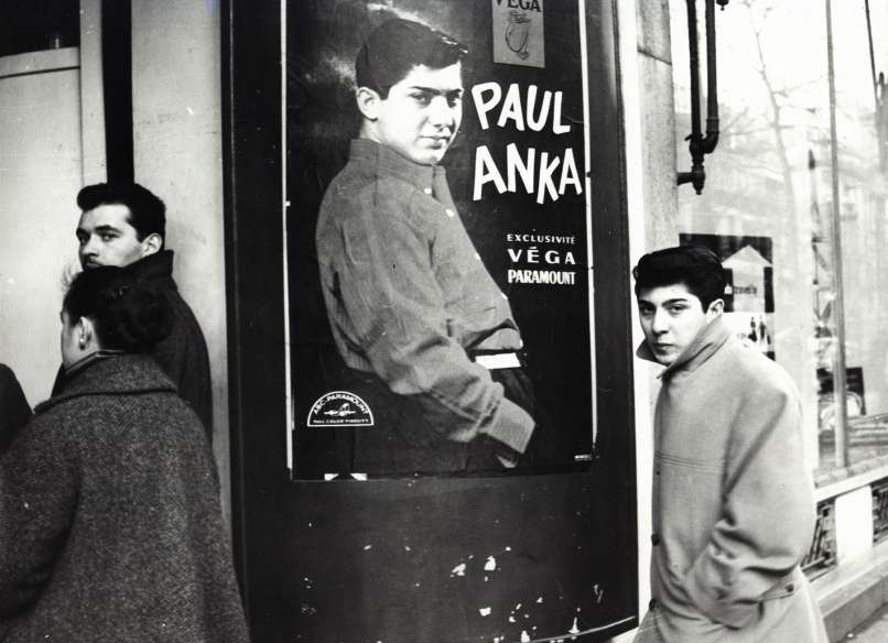 Paul Anka pred koncertom v Parizu leta 1958, imel je samo 17 let in bil že svetovna zvezda