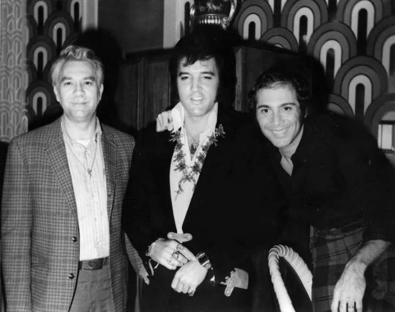 Elvis Presley s svojim prijateljem Billijem Porterjem in Paulom Anko v Hiltonu v Las Vegasu avgusta