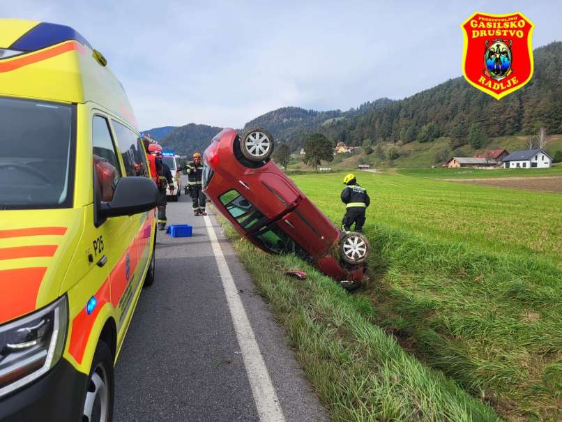 Avto se je prevrnil na streho