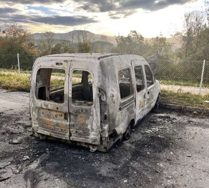 dulc rofleks, zažgan avtomobil2