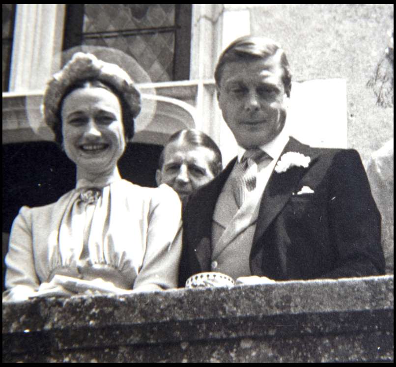 Wallis je na tej fotografiji zelo srečna, Edward pa zamišljen in zaskrbljen