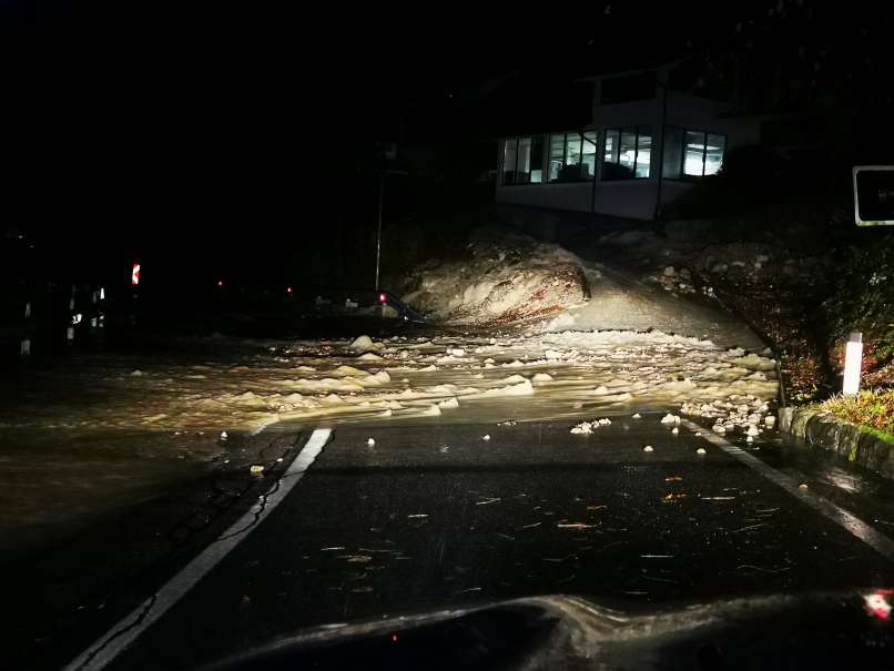 poplavljen odsek ceste Spodnja Idrija - Tolmin