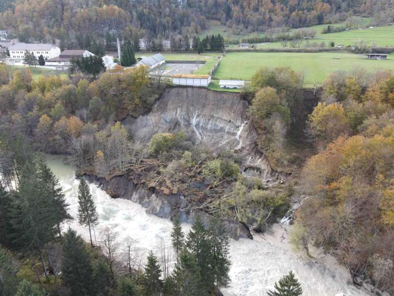 Obsežen zemeljski plaz ogroža vojašnico na Bohinjski Beli