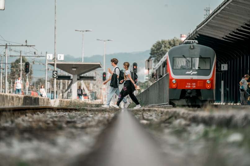 vlak, slovenske železnice, postaja