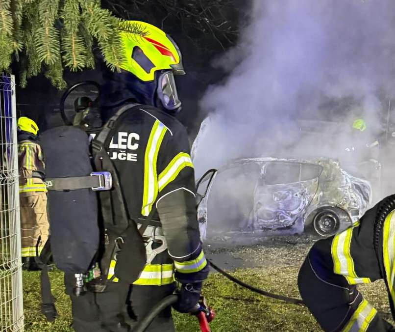 avto, požar, gasilec