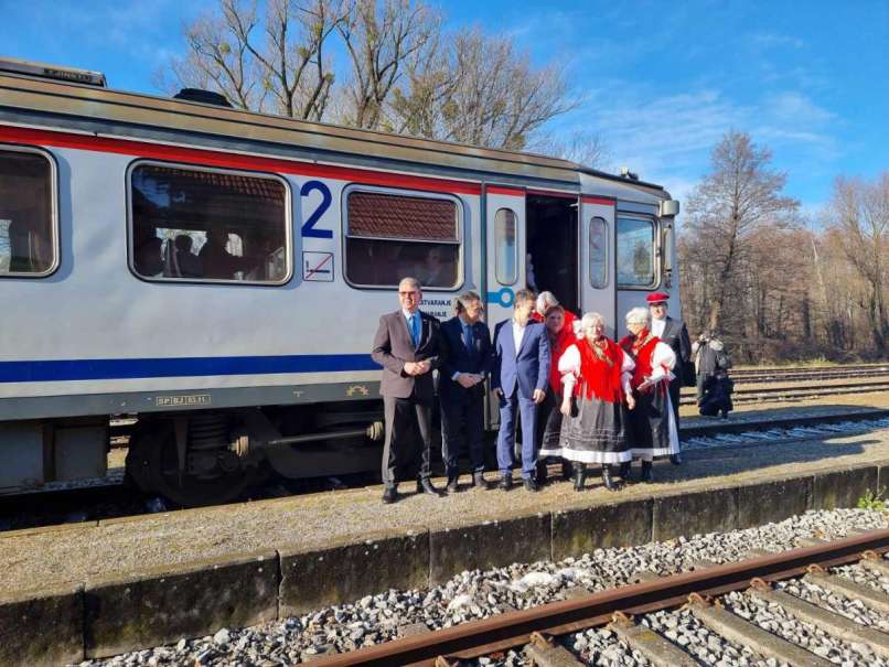 lendava, mursko-središće, vlak, železniška-povezava, slovenske-železnice