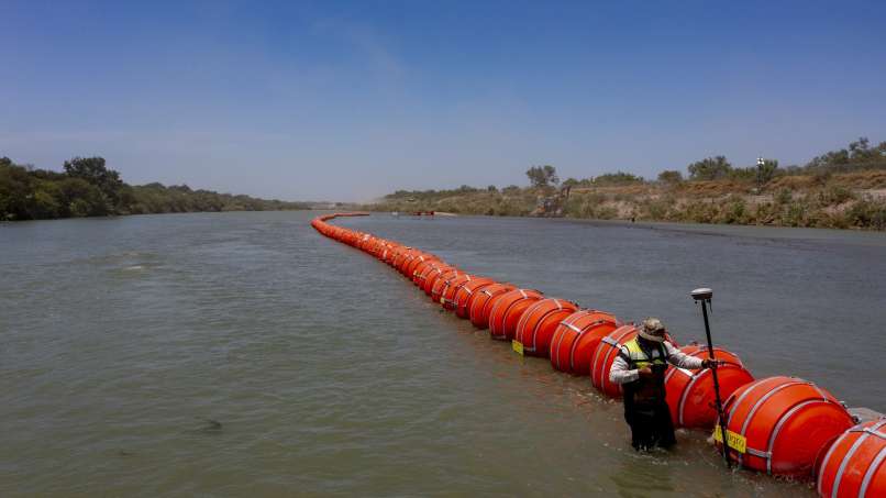 rio-grande-wall-on-water