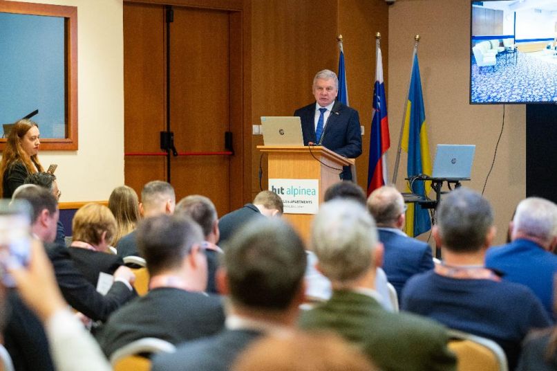 veleposlnik_mediumW
