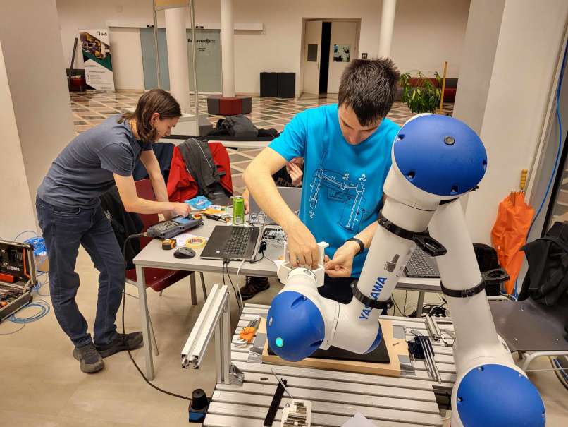 Pri delu so jim pomagali industrijski roboti in študenti mentorji z UL FE. (foto UL FE)