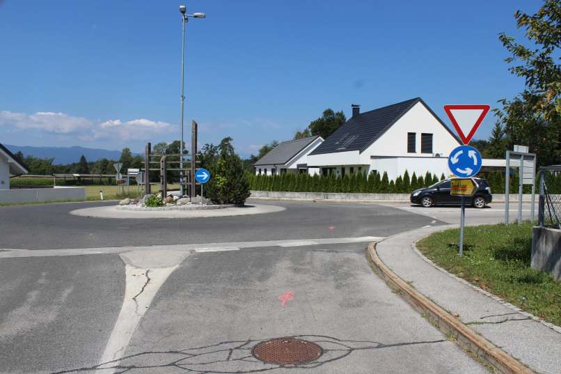 krožišče, srednja-bela, policija