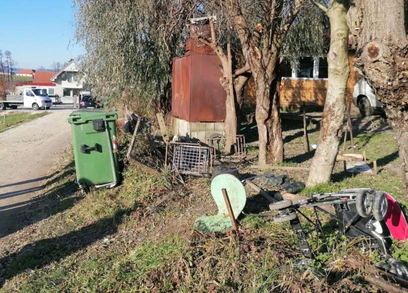 Šentjernej, romsko naselje Trdinova cesta, odpadki