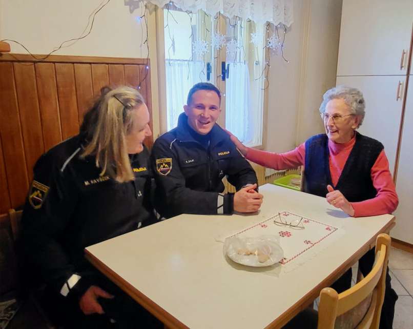 obisk policistov na domu starejših