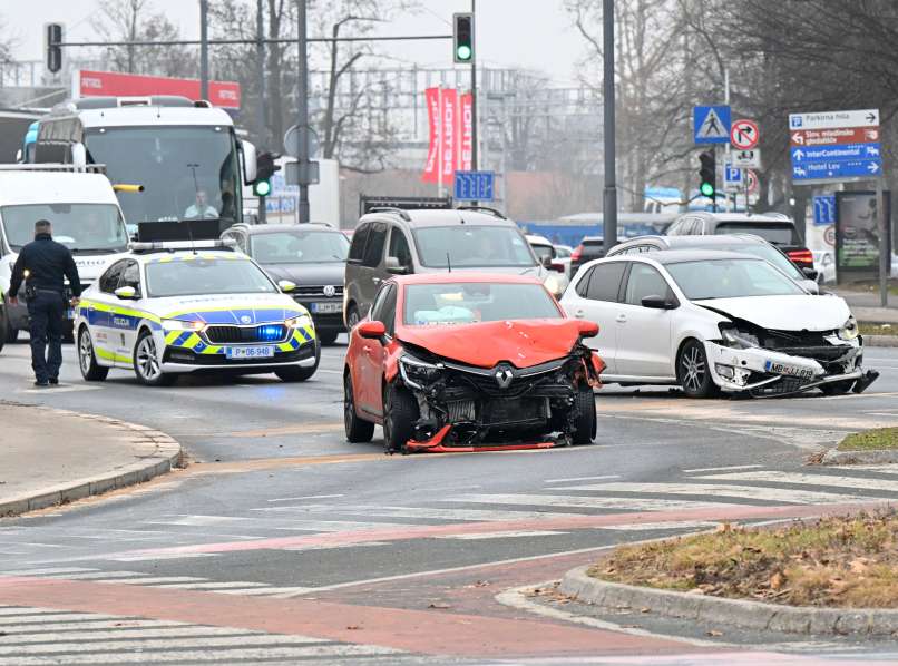 verižno, trčenje, ljubljana, razbit avtomobil, nesreča