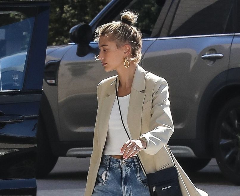 Hailey Bieber, kavbojke, blazer, moda