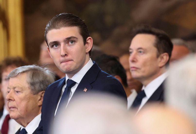 Barron Trump več kot očitno ne mara pozornosti medijev in je zelo zadržan