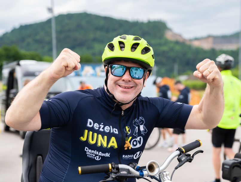 Miha Deželak med dobrodelno etapo Dežele junakov – nasmeh in dvignjeni pesti za otroke