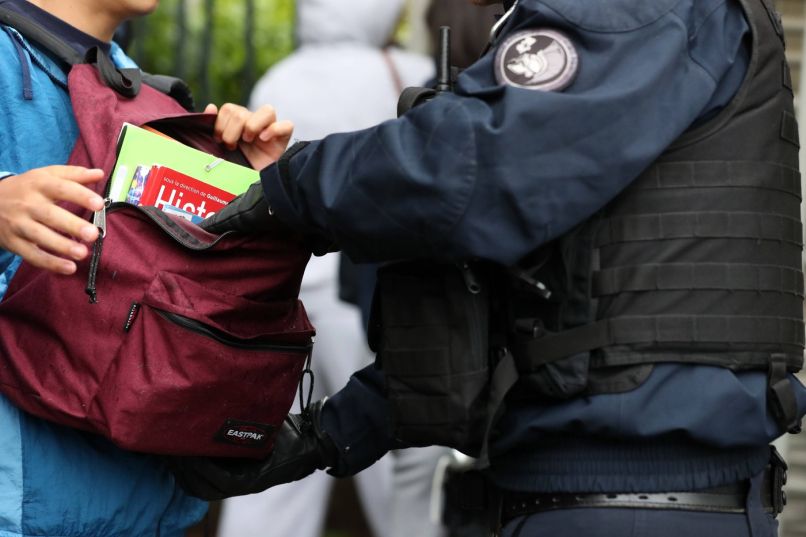 francoska policija, pregledovanje torb