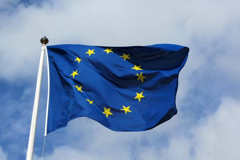 Pred dvema desetletjema, ko je Slovenija postala članica EU, je skupaj z modro zastavo z rumenimi zvezdami v zraku zaplapolalo upanje, da bomo postali Nova zvezda Evrope.