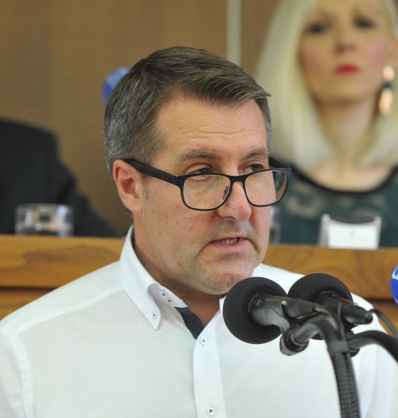 Zoran Hoblaj je v mestnem svetu pojsanjeval aktualne zadeve v zvezi z Domom starejših Rakičan, ki ga vodi.