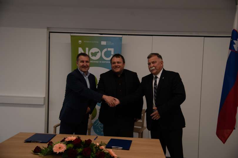 Podpis pogodbe o gradnji novega doma za starejše v Dobrovniku.