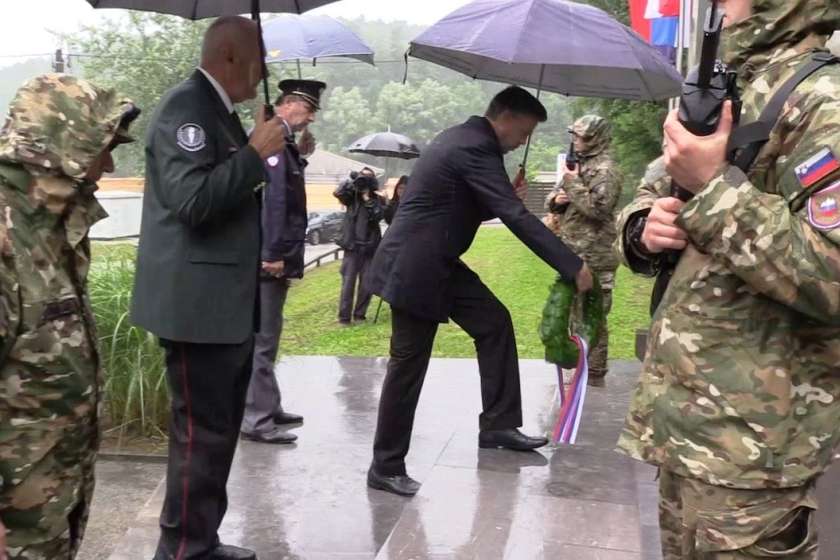 VIDEO: Položili vence ob spominskem dnevu