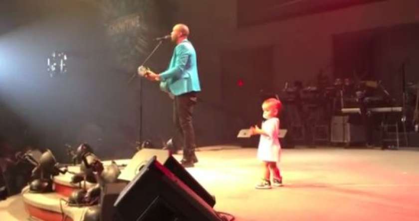 VIDEO: Ati poje, sinko pleše