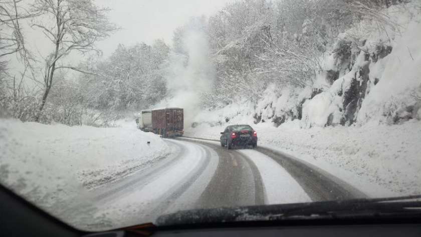 FOTO: V Beli krajini sneži, slabe vozne razmere