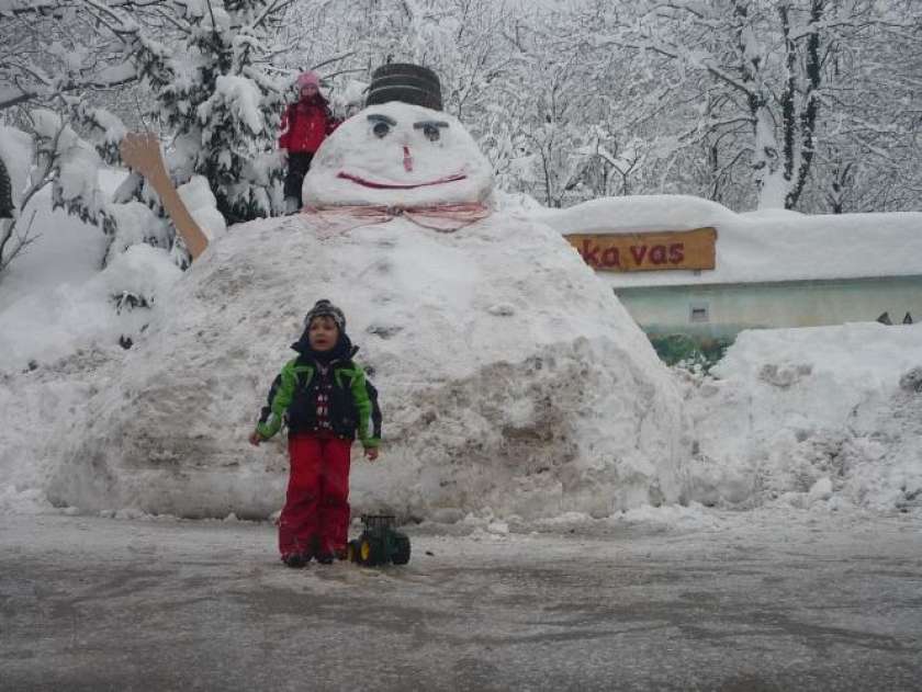 FOTO: Mega snežak v Vrhovski vasi