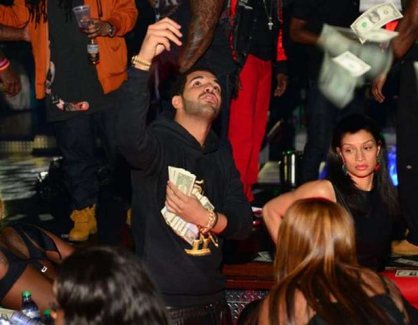FOTO: Drake z dolarji kot &#39;drekom&#39;