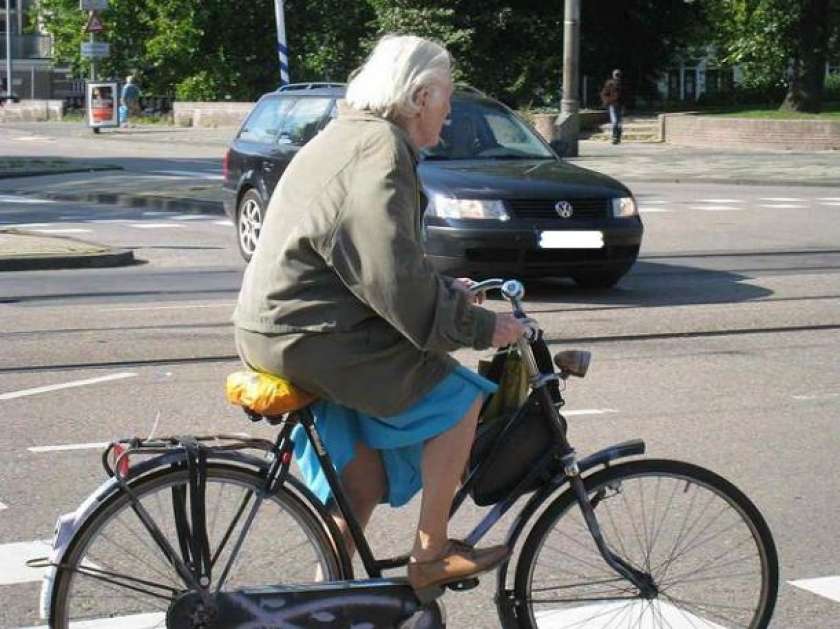 Skupila jo je kolesarka