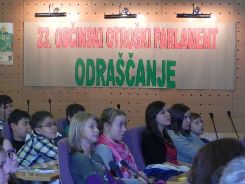 FOTO: Otroški parlament  na temo Odraščanje