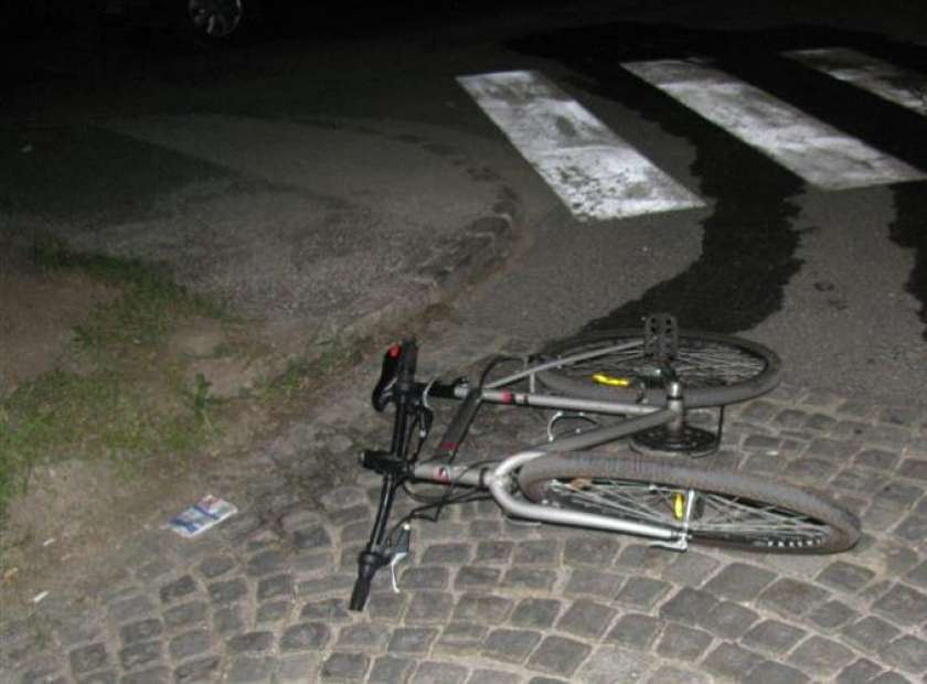 V nesreči umrla kolesarka