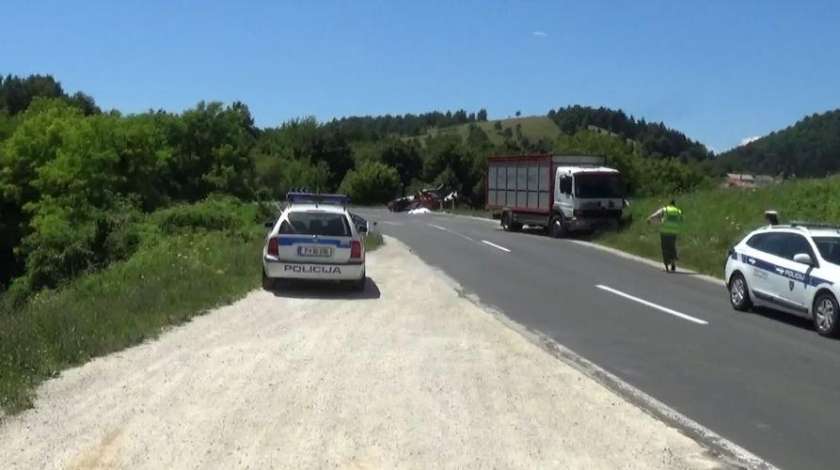 FOTO&#38;VIDEO: Ena oseba umrla, cesta je bila zaprta 4 ure