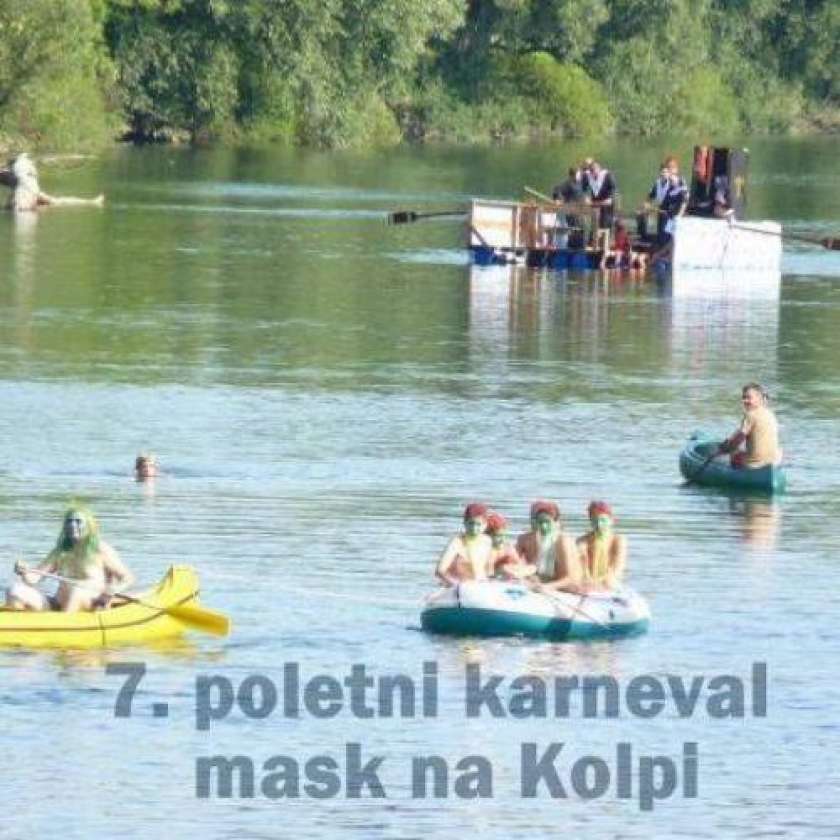 Poletni karneval mask na vodi