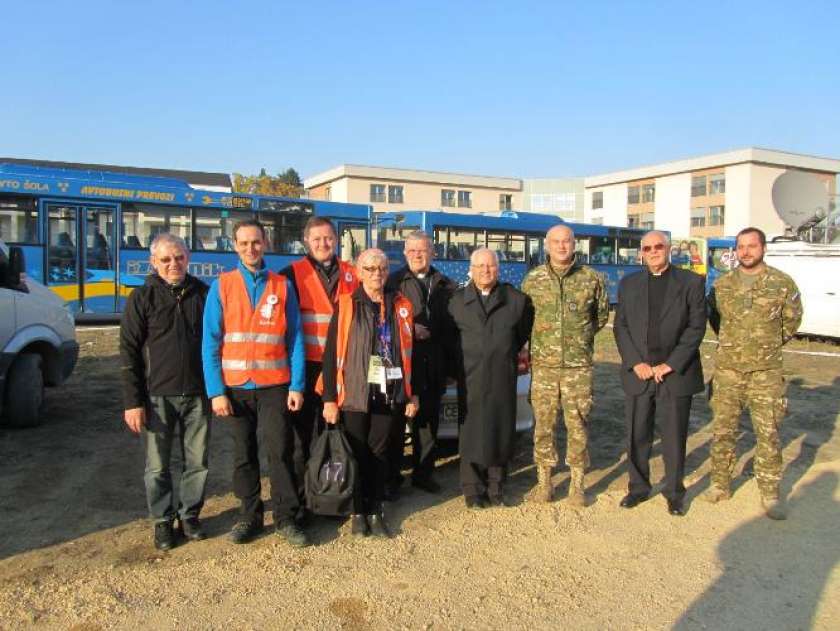 FOTO: Škofa Glavan in Lipovšek v begunskih zbirnih centrih