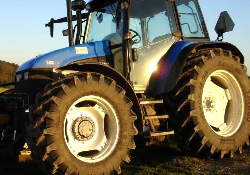 Voznica traktorja izgubila življenje