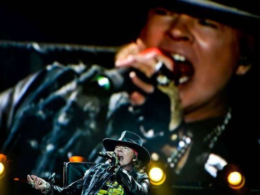 Axl Rose na prvem nastopu z AC/DC osvojil publiko