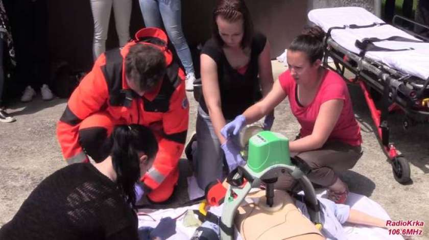 Video: Demonstracija reševanja utopljenca