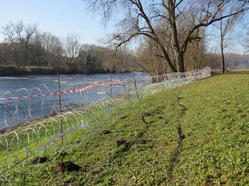 Na območjih Vinice in Podčetrtka dodatno odstranili žično ograjo s panelnih ograj