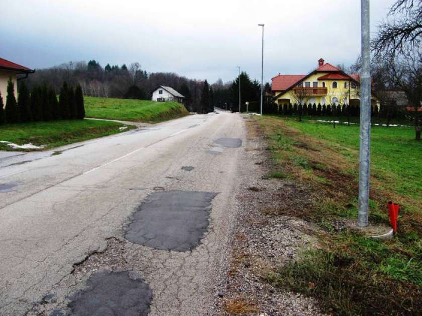 Sanacija regionalne ceste Spodnja Pohanca – Kapele in gradnja pločnika v Trebežu