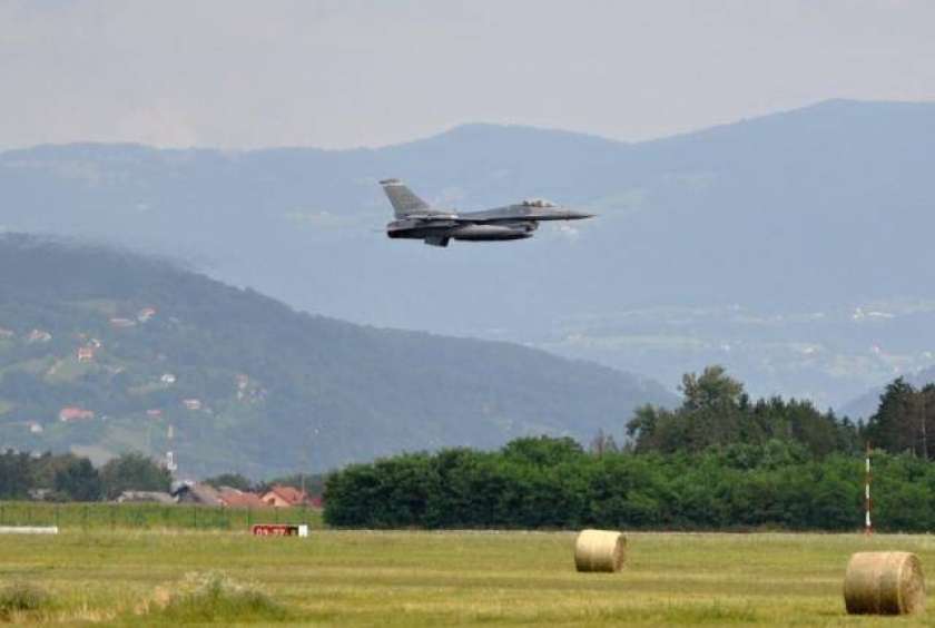 FOTO: V Cerkljah ob Krki pristala ameriška lovca F-16