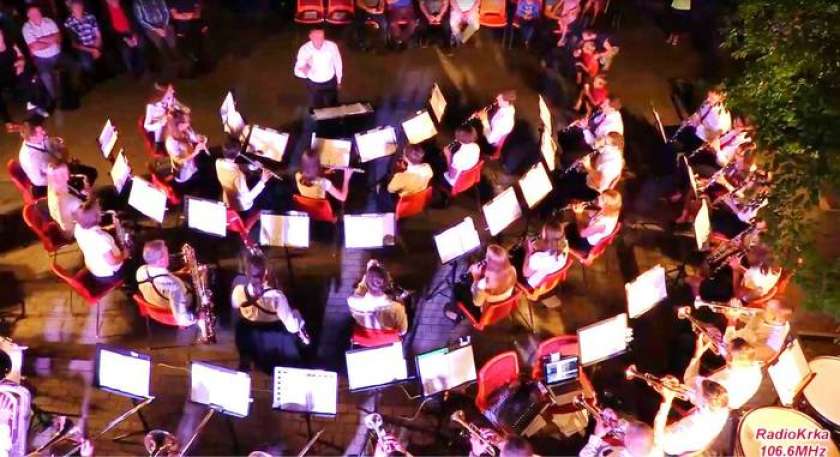 VIDEO: Promenadni koncert Pihalnega orkestra Šentjernej