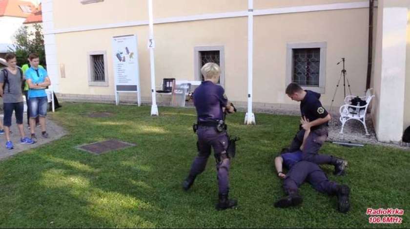 FOTO&#38;VIDEO: Dijaki Šolskega centra spoznali delo policistov
