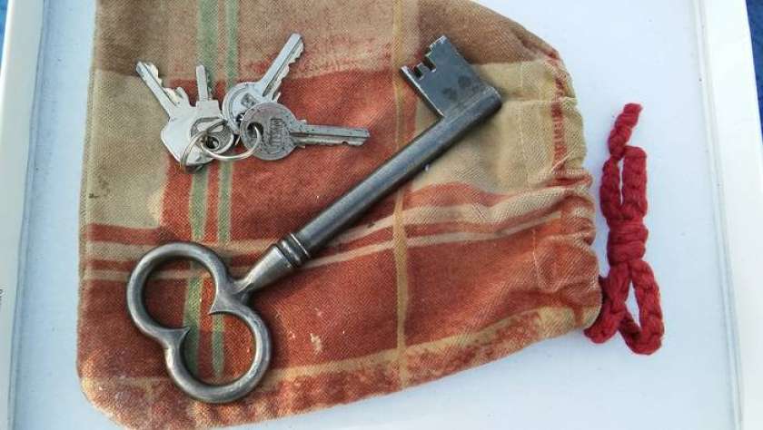 FOTO: V Kostanjevici na Krki našli ključe od vinske kleti
