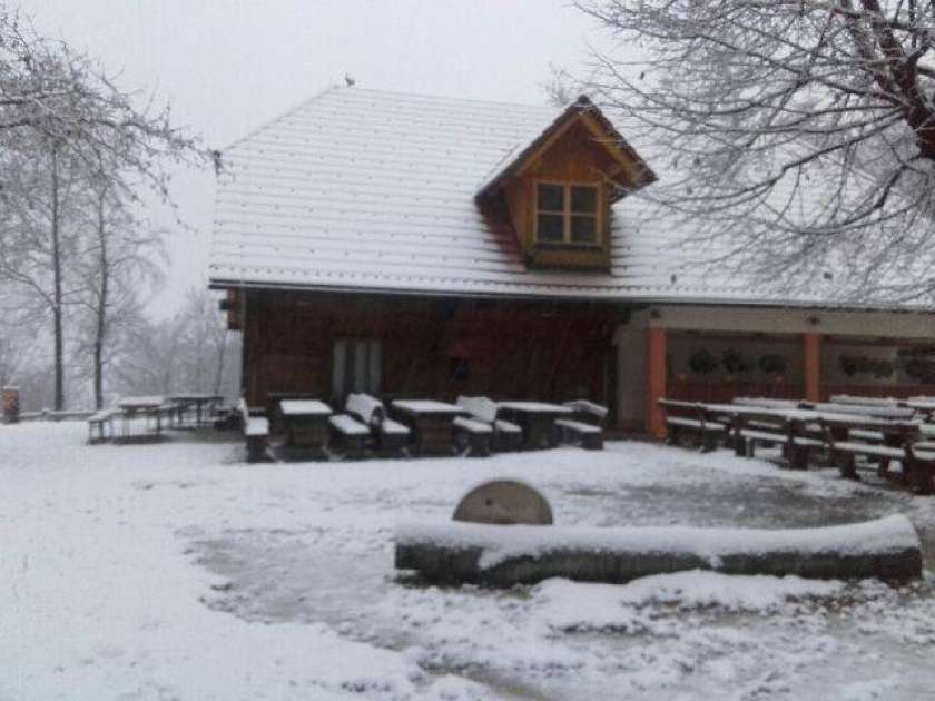 Foto: Na Vahti in v Semiču prve snežinke, pri Miklavžu 10 cm snega