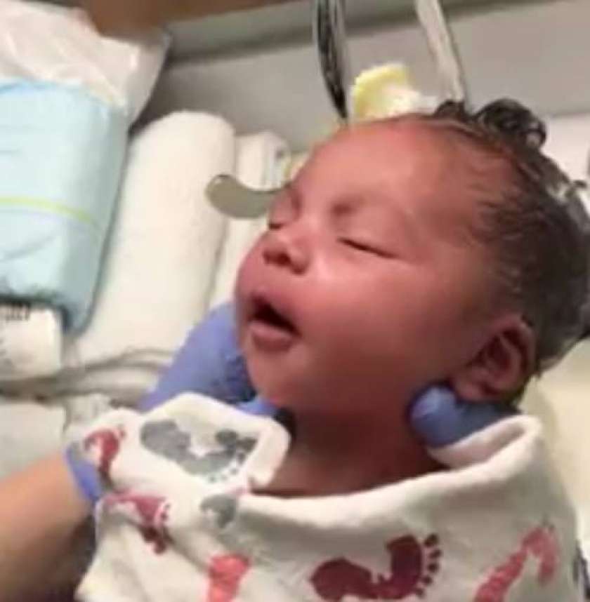 VIDEO: Posnetek novorojenčice navdušil 