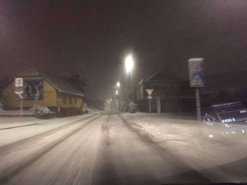 FOTO: Prvi letošnji sneg pobelil Dolenjsko